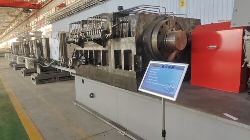 Τέσσερις κοκκοποιητές διέλασης πετροχημικών αποπτεροποίησης ZHP330 συναρμολογημένοι στο Petrochemical Equipment Park Lanzhou.